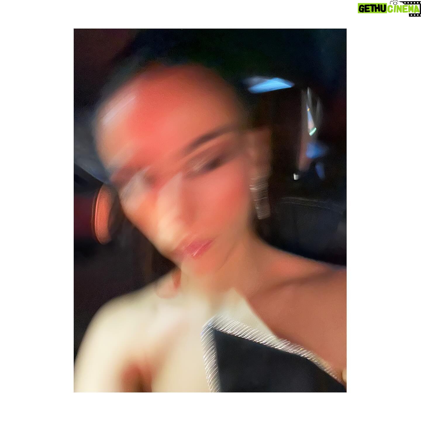Claudia Salas Instagram - Un año más de agradecimientos al @festivalmalaga y por supuesto a toda la gente que estuvo tan cerquita y dándonos su amor en el estreno de INVASIÓN.
Obra de @guillemclua dirigida por @davidmporras que se estrenará en cines el próximo 28 de junio.
Gracias @secuoyastudios y @eduardocampoy por seguir sumando al cine.
Gracias al equipo de @kuranda_agencia por acompañarme siempre.
A mi indiscutible compañera @cristina_salas_ 🤍
A @josejuan35 por otra más (nunca la última).
@luisberrendero gracias por tu arte, cuidado y profesionalidad.🖤
@habeyclub 💙
@rabat por seguir sumando
@hublot porque está siendo mi casa. ¡Gracias! @prgalea
@ysl por facilitarlo todo.
#yslbeauty #makeuplook