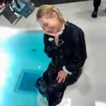 Kristina Asmus Instagram - Ахренеть!! 😱 Я сама в это не верю!!!⚡️

Я снималась под водой!!!! И это я не просто платьишко помочила или нырнула по-бырому, пока организм ничё не понял 😅 Я провела под водой, мать его, 3 часа!!!! Нет, я выныривала подышать, конечно)), но снималась так реально 3 часа без перерыва. Даже не знаю…это нормас вообще? 🤪
Я уже ныряла в фильме «Текст», когда мы снимали сцены под водой на телефон на Мальдивах, но там я на 3 секунды всего открывала глаза со страху и сразу паниковала и выныривала. А нос и того хуже - руку от него я убрать ни-ни)) Всю жизнь в басик красиво рыбкой я прыгаю, только если нос плотно рукой зажат 😂
Короче, я очень боялась и пугала съёмочную группу, что у меня ничего не получился и скорее всего я запорю им все кадры 😅🙈 Потому что помимо того, что под водой надо было открывать глаза и не дышать, надо было ещё делать спокойное безмятежное лицо и успевать играть что-то))
Но как бы не так!))) Асмус Ихтиандровна по кайфу провела эти 3 часа и вообще выходить не хотела 😂 Так что, если следующая роль, то в «Аквамене», не меньше 😂