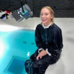 Kristina Asmus Instagram - Ахренеть!! 😱 Я сама в это не верю!!!⚡️

Я снималась под водой!!!! И это я не просто платьишко помочила или нырнула по-бырому, пока организм ничё не понял 😅 Я провела под водой, мать его, 3 часа!!!! Нет, я выныривала подышать, конечно)), но снималась так реально 3 часа без перерыва. Даже не знаю…это нормас вообще? 🤪
Я уже ныряла в фильме «Текст», когда мы снимали сцены под водой на телефон на Мальдивах, но там я на 3 секунды всего открывала глаза со страху и сразу паниковала и выныривала. А нос и того хуже - руку от него я убрать ни-ни)) Всю жизнь в басик красиво рыбкой я прыгаю, только если нос плотно рукой зажат 😂
Короче, я очень боялась и пугала съёмочную группу, что у меня ничего не получился и скорее всего я запорю им все кадры 😅🙈 Потому что помимо того, что под водой надо было открывать глаза и не дышать, надо было ещё делать спокойное безмятежное лицо и успевать играть что-то))
Но как бы не так!))) Асмус Ихтиандровна по кайфу провела эти 3 часа и вообще выходить не хотела 😂 Так что, если следующая роль, то в «Аквамене», не меньше 😂