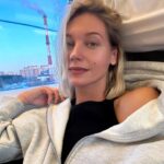 Kristina Asmus Instagram - Позавчера я буквально приползла домой после спектакля 😨 Ещё не зная, что у меня высокая температура. Вошла домой и рухнула на кровать. Ночью 39 и понеслась…. 🌡️ Сутки я провалялась в кровати, не вставая. А сегодня утром спускаюсь, чтобы собраться на сапсан, так как смены в Питере никто не отменял)) И с ужасом обнаруживаю, что букет (который мне подарили на спектакле) лежит в прихожей….😱
Для меня это вообще нонсенс, я всегда очень внимательно отношусь к цветам, особенно от зрителей 🤍 Но я уже плохо помню как вошла домой и как оставила этот маленький трогательный букет увядать. Дальше, выбирая между спокойно собрать вещи в поездку, и спасением букета..я выбрала второе 😅
Провела реабилитацию каждой розы и уже через полчаса букет ожил, расправился и задышал 🌱 После 2 суток без воды…этот болезненный, почти чёрный букет превратился в светлый, чистый, самый живой и нежный букет и теперь красуется на кухне, а у меня такая простая радость с утра 🥹
Мораль сей басни такова - не отказывайтесь от тех, кому плохо. Верьте в них и протягивайте руку. И их потенциал вас ещё удивит ))))