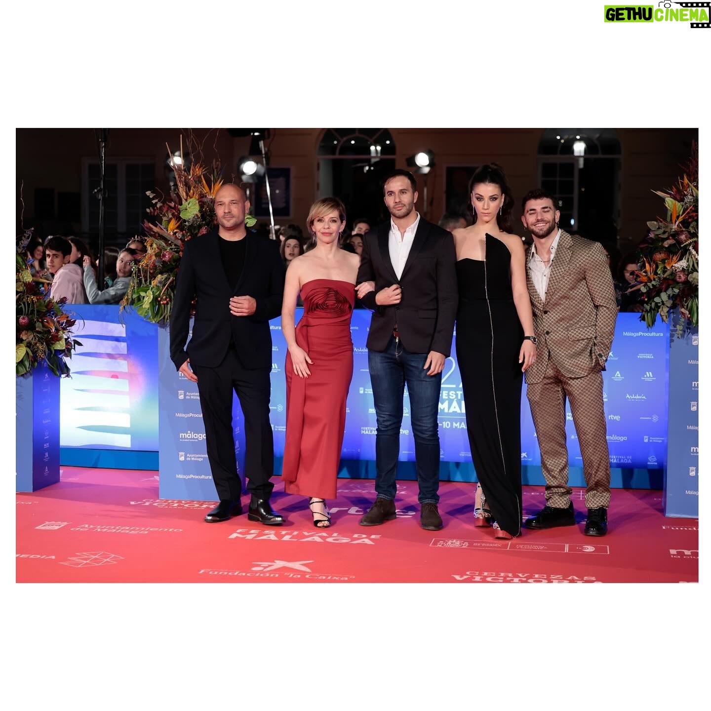 Claudia Salas Instagram - Un año más de agradecimientos al @festivalmalaga y por supuesto a toda la gente que estuvo tan cerquita y dándonos su amor en el estreno de INVASIÓN.
Obra de @guillemclua dirigida por @davidmporras que se estrenará en cines el próximo 28 de junio.
Gracias @secuoyastudios y @eduardocampoy por seguir sumando al cine.
Gracias al equipo de @kuranda_agencia por acompañarme siempre.
A mi indiscutible compañera @cristina_salas_ 🤍
A @josejuan35 por otra más (nunca la última).
@luisberrendero gracias por tu arte, cuidado y profesionalidad.🖤
@habeyclub 💙
@rabat por seguir sumando
@hublot porque está siendo mi casa. ¡Gracias! @prgalea
@ysl por facilitarlo todo.
#yslbeauty #makeuplook