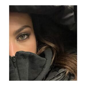 Claudia Salas Instagram - Un año más de agradecimientos al @festivalmalaga y por supuesto a toda la gente que estuvo tan cerquita y dándonos su amor en el estreno de INVASIÓN.

Obra de @guillemclua dirigida por @davidmporras que se estrenará en cines el próximo 28 de junio.

Gracias @secuoyastudios y @eduardocampoy por seguir sumando al cine.

Gracias al equipo de @kuranda_agencia por acompañarme siempre.
A mi indiscutible compañera @cristina_salas_ 🤍
A @josejuan35 por otra más (nunca la última).
@luisberrendero gracias por tu arte, cuidado y profesionalidad.🖤
@habeyclub 💙

@rabat por seguir sumando
@hublot porque está siendo mi casa. ¡Gracias! @prgalea 
@ysl por facilitarlo todo.

#yslbeauty #makeuplook