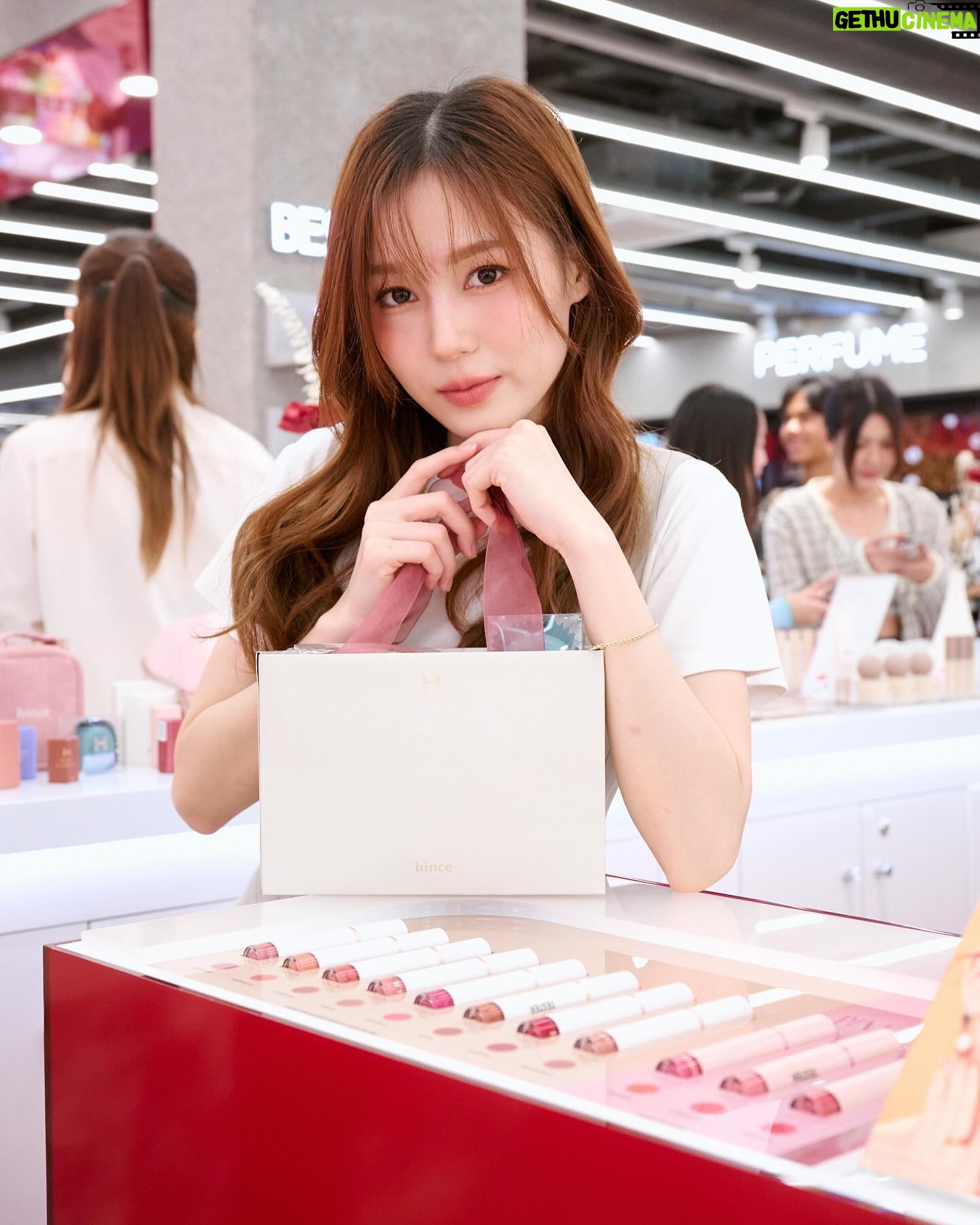 Pattranite Limpatiyakorn Instagram - เปิดแล้ว @hince_official_th ที่ @thebeautrium สาขา Siam Square Flagship Store มาพร้อมกับ Promotion สุด exclusive และขอแถมสุด surprise 🥰🩷
Popup booth มีตั้งแต่วันที่ 28/02 - 05/03/2024 นี้ อย่าลืมแวะไปชมกันนะคะ
#hince #hincethailand #beautrium #BThince