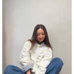 Nozomi Sasaki Instagram – 春の新作、早速着ました🌸
ストライプのシャツに春ニットを重ねて🤍
どちらも#iNtimite 🤍

@intimite_onemile