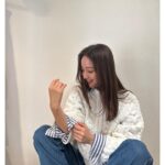 Nozomi Sasaki Instagram – 春の新作、早速着ました🌸
ストライプのシャツに春ニットを重ねて🤍
どちらも#iNtimite 🤍

@intimite_onemile