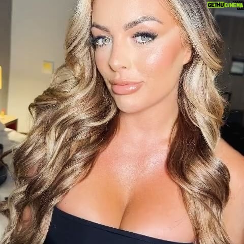 Mandy Rose Instagram - Photo dump! 🌹 ➡️ What an amazing weekend in Manchester, UK 🇬🇧 ! Can’t express how grateful I am for all my fans all around the world ❤️🙏🏻🥹
Thank you @ftlowrestling for the warm welcome! 🤗
Styled by @styledbylmc
Make up @holliefitzmartinmakeup
Hair @leahknivetonhair