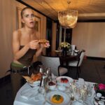 Caro Daur Instagram – Anzeige // forever your @miumiu girly 🫶🏼 (my face on slide 8 shows my admiration during the show and the dinner after hosted by @gigihadid)