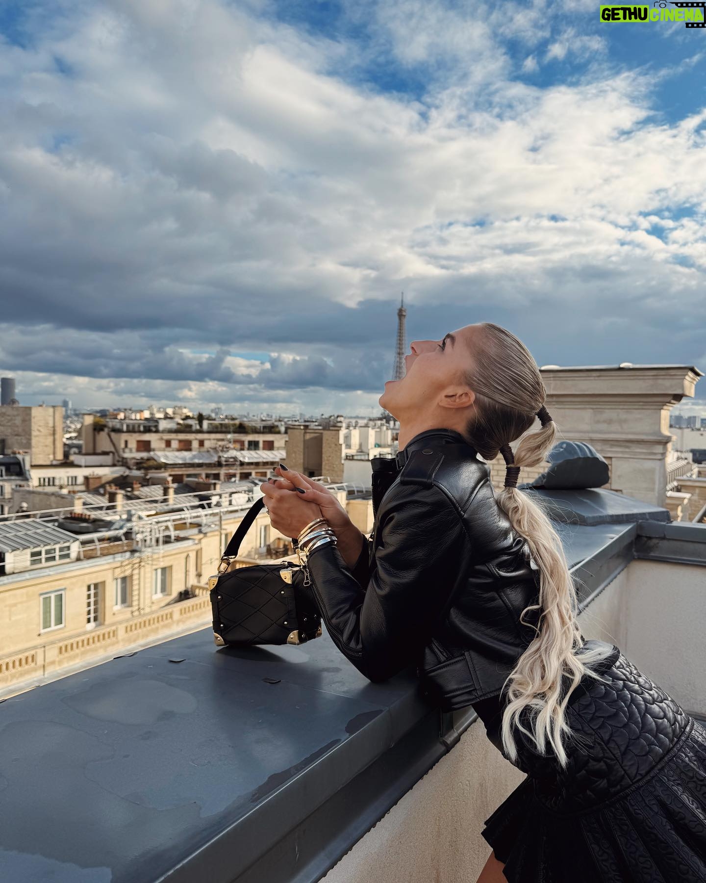 Caro Daur Instagram - Anzeige // congrats dearest @nicolasghesquiere - 10 years @louisvuitton ππ» well deserved standing ovation β€οΈ it is such an honor to be part of this special moment