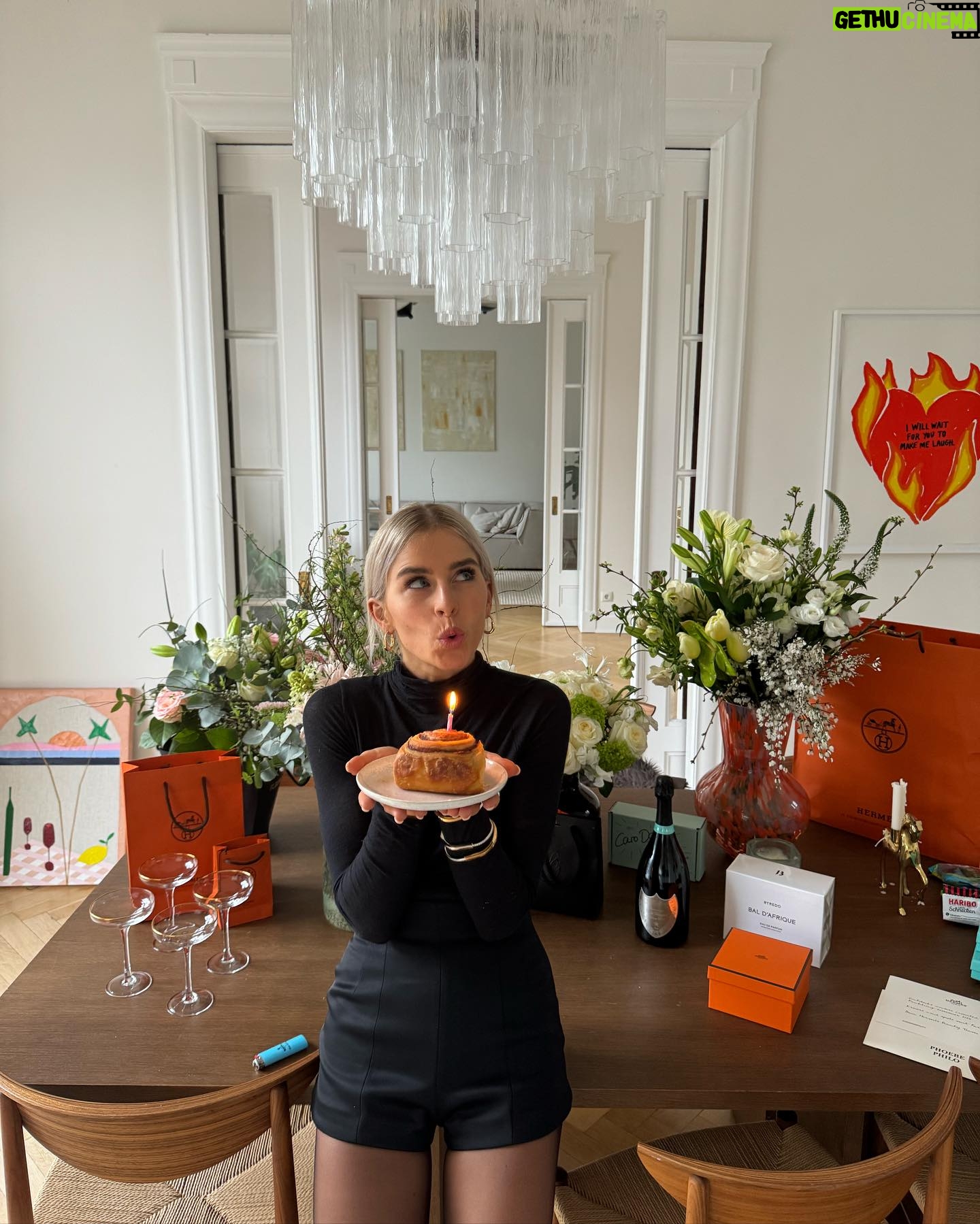 Caro Daur Instagram - woke up a lil older 🎂 (but still the same amount of energy (probably even more haha) like in slide 2)
