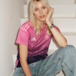 Lena Gercke Instagram – Ich bin dann schon mal bereit :-) nachdem wir letzte Woche unser Trikot für die frauenmannschaft des FCBayern gelauncht haben lag heute morgen das neue Auswärtstrikot der Nationalmannschaft für die EM 24 in meiner Post 🎉🎉🎉 wie gefällt es euch? 
📸 @felixkrueger ❤️