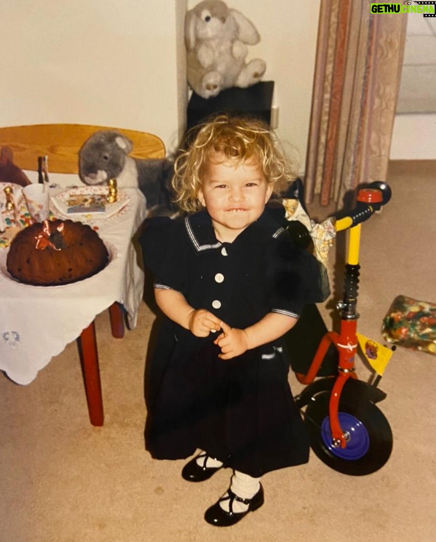 Caro Daur Instagram - woke up a lil older 🎂 (but still the same amount of energy (probably even more haha) like in slide 2)