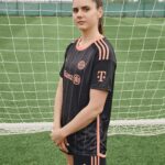 Lena Gercke Instagram – This one is sooo special! 🤩🧡🖤
 
Introducing the first ever bespoke female kit for @fcbfrauen designed by @legerbylenagercke. 🔗 Available on International Women’s Day – 8th of March!