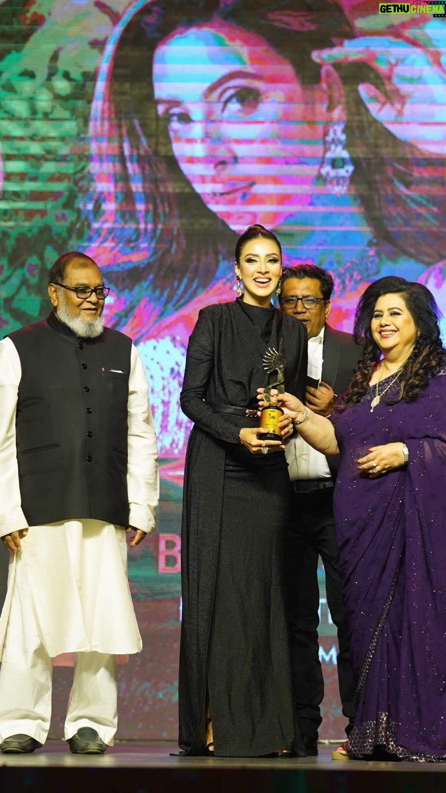 Bidya Sinha Saha Mim Instagram - Bold and beautiful in black.🖤
#bifaaward #bestfilmactressaward #popularchoice
📸- @syedshahewar.hussain.7
@bidyaasinhamim