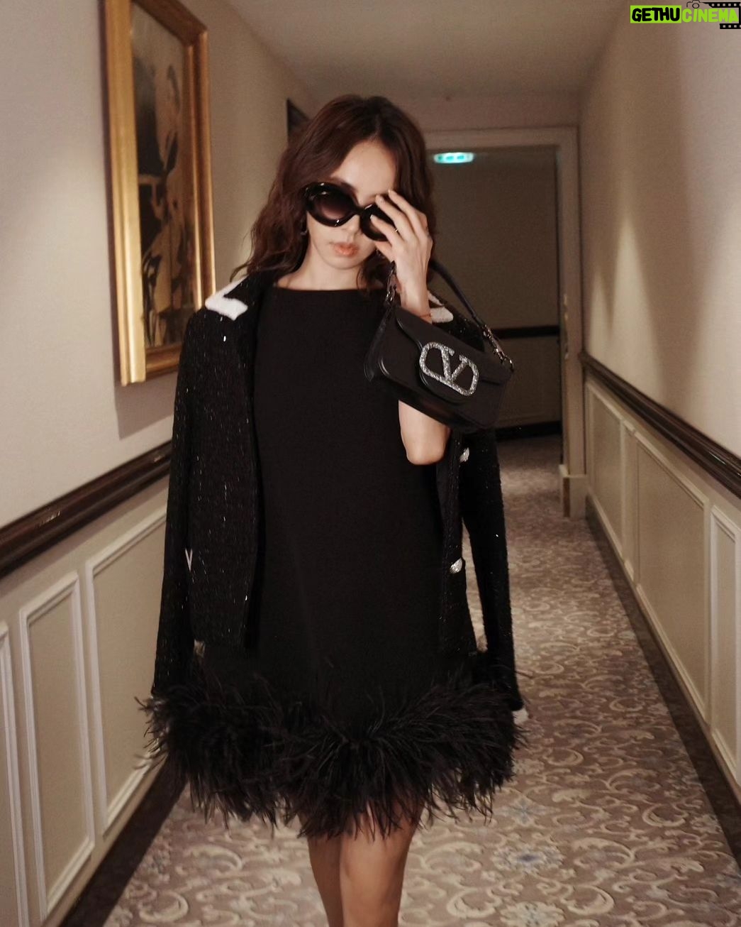 Jolin Tsai Instagram - Empowering black
@maisonvalentino
#ValentinoLeNoir