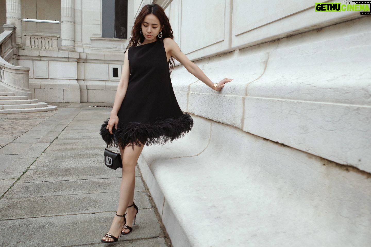 Jolin Tsai Instagram - @maisonvalentino
#ValentinoLeNoir