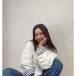 Nozomi Sasaki Instagram – 春の新作、早速着ました🌸
ストライプのシャツに春ニットを重ねて🤍
どちらも#iNtimite 🤍

@intimite_onemile