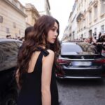 Jolin Tsai Instagram - 謝謝 @maisonvalentino 和  @pppiccioli 邀請 
再次體驗時裝周忙碌的人車潮
適應期也隨著年齡增長拉長了許多
人走茶涼  回過神早已事過境遷
會太傷感嗎 😂😂😂
#都是黑色的關係
#ValentinoLeNoir
