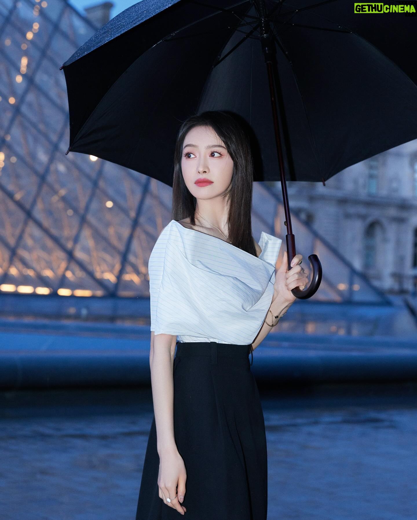 Victoria Song Instagram - 🩷💜
@louisvuitton @NicolasGhesquiere
#LVFW24 #NicolasGhesquiere #LouisVuitton