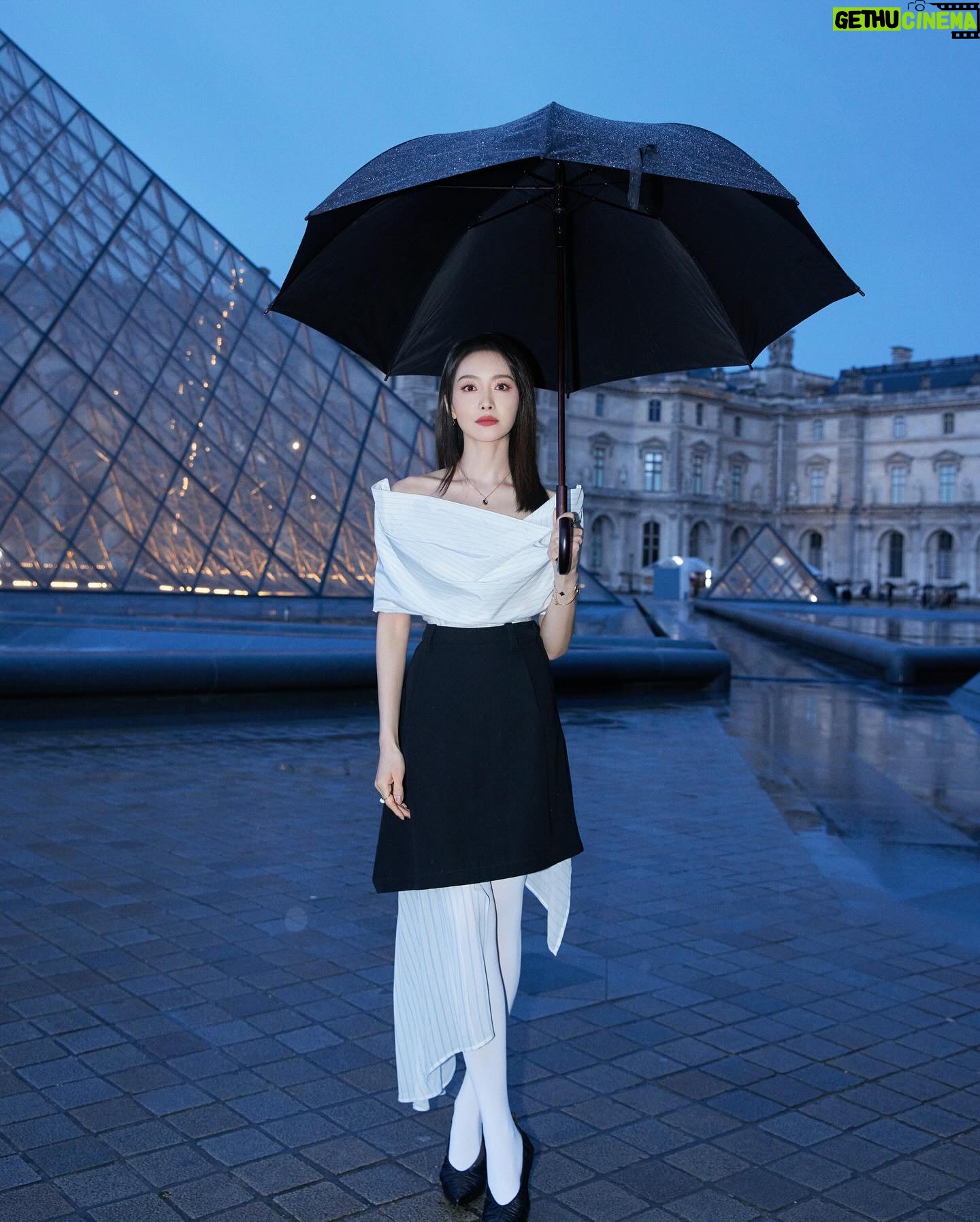 Victoria Song Instagram - 🩷💜
@louisvuitton @NicolasGhesquiere
#LVFW24 #NicolasGhesquiere #LouisVuitton