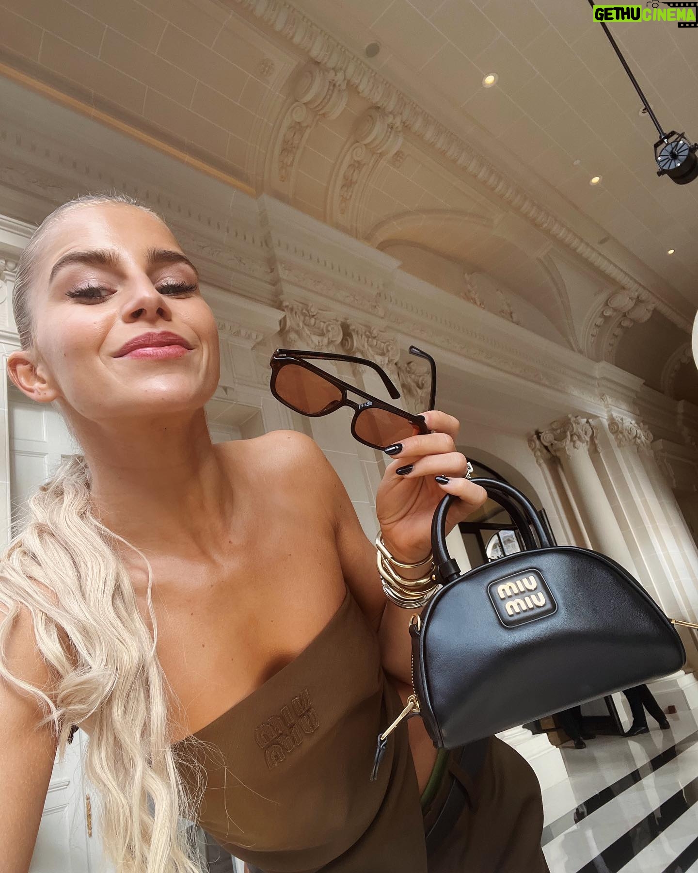 Caro Daur Instagram - Anzeige // forever your @miumiu girly 🫶🏼 (my face on slide 8 shows my admiration during the show and the dinner after hosted by @gigihadid)