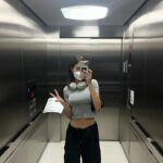 Keerati Mahapreukpong Instagram - update โรคแพนิค 🤍 | ล่าสุดพึ่งไปพบคุณหมอ ปรากฏว่า น้ำหนักขึ้นกลับคืนมา 4 kg. 🥹🫶🏽 ( เป็นครั้งแรกที่โคตรดีใจเวลาเห็นน้ำหนักขึ้น! 😂😂 ) ดีใจยิ่งกว่าคือ คุณหมอบอกว่าให้หยุดยาได้แล้ว 😭😭🩵 ยิปรักษาจิตใจ และ พยายามดูแลร่างกายอย่างจริงจังมา ทั้งหมด 7 เดือน. อยากส่งกำลังใจ ให้คนที่ต่อสู้กับโรคนี้อยู่ว่า มันดีขึ้นได้จริงๆ! อย่าหมดหวังนะ 🫶🏽✨ 

ยิปขอแชร์สิ่งที่ยิปทำในช่วง 7 เดือนที่ผ่านมาไว้ให้ หวังว่าจะเป็นประโยชน์น้า 🤟🏽

* ในช่วงน้ำหนักลดไป 6 โล พยายามกินเพิ่ม ( แต่ยังคงเลือกอาหารที่ มีประโยชน์ เน้น nutrition แต่เพิ่มปริมาณ และ ความถี่ ในการกินขึ้น )  Good carbs / Good fat / และ กินโปรตีนเพิ่ม เพื่อรักษา มวลกล้ามเนื้อไว้ 
* ยิปออกกำลังกาย เวทเทรนนิ่งอยู่แล้ว แต่ต้องเพิ่ม คาร์ดิโอ  Hiit เข้ามา วันละ 15-20 นาที คุณหมอบอกว่าสำคัญมาก เพราะช่วยสร้าง serotonin ธรรมชาติ
* ลดการใช้ social media 🤍🥹 ( ช่วยได้มากจริงๆ ) ก่อนนอน1ชม.ไม่เล่นมือถือ เอาไปวางไว้ไกลๆตัว
* เปลี่ยนจากการไถ social เป็นการ อ่านหนังสือ หรือฟัง podcast ยาวๆ 
* ไปทะเล เจอแสงแดด ไปหาสิ่งที่ทำให้มีความสุข 🩵 พาตัวเองไปในที่ที่เราสบายใจบ่อยๆ
* จัดการกับความสัมพันธ์ ที่เรารู้สึกว่า เป็น negative .ไม่ว่าจะเป็นความสัมพันธ์กับคนอื่น หรือกับตัวเอง. ขอโทษคนที่เราเคยทำร้ายเค้าไว้. ให้อภัยคนที่เคยทำร้ายเรา. 
* ฝึกเจริญสติ. ทำสมาธิวันละ 5 นาที. สวดมนต์ก่อนนอนบ้าง. วันไหนที่รู้สึกว่า ในหัวมันหนักและวุ่นวาย จะคลิปฟังธรรมะ 
* สุดท้าย ขอบคุณเรื่องราวที่เกิดขึ้นและ ระลึกไว้เสมอ ว่า โรคนี้ทำให้เราได้รู้จักกับความรู้สึก “กลัวตาย” . จดจำความรู้สึกนั้น เพื่อเตือนตัวเองบ่อยๆ ว่า ตอนนี้ โชคดีจัง ที่ยังมีชีวิตอยู่ :-)) 🤍🫶🏽

Sending love & support to you all na. 
🤍🤍🤍🤍🤍
