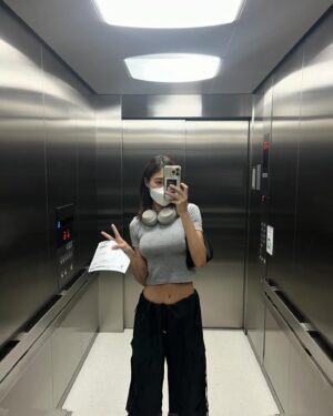 Keerati Mahapreukpong Instagram - update โรคแพนิค 🤍 | ล่าสุดพึ่งไปพบคุณหมอ ปรากฏว่า น้ำหนักขึ้นกลับคืนมา 4 kg. 🥹🫶🏽 ( เป็นครั้งแรกที่โคตรดีใจเวลาเห็นน้ำหนักขึ้น! 😂😂 ) ดีใจยิ่งกว่าคือ คุณหมอบอกว่าให้หยุดยาได้แล้ว 😭😭🩵 ยิปรักษาจิตใจ และ พยายามดูแลร่างกายอย่างจริงจังมา ทั้งหมด 7 เดือน. อยากส่งกำลังใจ ให้คนที่ต่อสู้กับโรคนี้อยู่ว่า มันดีขึ้นได้จริงๆ! อย่าหมดหวังนะ 🫶🏽✨ 

ยิปขอแชร์สิ่งที่ยิปทำในช่วง 7 เดือนที่ผ่านมาไว้ให้ หวังว่าจะเป็นประโยชน์น้า 🤟🏽

* ในช่วงน้ำหนักลดไป 6 โล พยายามกินเพิ่ม ( แต่ยังคงเลือกอาหารที่ มีประโยชน์ เน้น nutrition แต่เพิ่มปริมาณ และ ความถี่ ในการกินขึ้น )  Good carbs / Good fat / และ กินโปรตีนเพิ่ม เพื่อรักษา มวลกล้ามเนื้อไว้ 
* ยิปออกกำลังกาย เวทเทรนนิ่งอยู่แล้ว แต่ต้องเพิ่ม คาร์ดิโอ  Hiit เข้ามา วันละ 15-20 นาที คุณหมอบอกว่าสำคัญมาก เพราะช่วยสร้าง serotonin ธรรมชาติ
* ลดการใช้ social media 🤍🥹 ( ช่วยได้มากจริงๆ ) ก่อนนอน1ชม.ไม่เล่นมือถือ เอาไปวางไว้ไกลๆตัว
* เปลี่ยนจากการไถ social เป็นการ อ่านหนังสือ หรือฟัง podcast ยาวๆ 
* ไปทะเล เจอแสงแดด ไปหาสิ่งที่ทำให้มีความสุข 🩵 พาตัวเองไปในที่ที่เราสบายใจบ่อยๆ
* จัดการกับความสัมพันธ์ ที่เรารู้สึกว่า เป็น negative .ไม่ว่าจะเป็นความสัมพันธ์กับคนอื่น หรือกับตัวเอง. ขอโทษคนที่เราเคยทำร้ายเค้าไว้. ให้อภัยคนที่เคยทำร้ายเรา. 
* ฝึกเจริญสติ. ทำสมาธิวันละ 5 นาที. สวดมนต์ก่อนนอนบ้าง. วันไหนที่รู้สึกว่า ในหัวมันหนักและวุ่นวาย จะคลิปฟังธรรมะ 
* สุดท้าย ขอบคุณเรื่องราวที่เกิดขึ้นและ ระลึกไว้เสมอ ว่า โรคนี้ทำให้เราได้รู้จักกับความรู้สึก “กลัวตาย” . จดจำความรู้สึกนั้น เพื่อเตือนตัวเองบ่อยๆ ว่า ตอนนี้ โชคดีจัง ที่ยังมีชีวิตอยู่ :-)) 🤍🫶🏽

Sending love & support to you all na. 
🤍🤍🤍🤍🤍