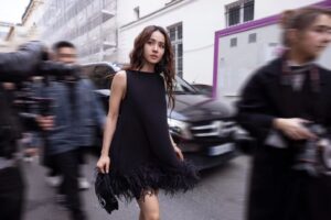 Jolin Tsai Instagram - 謝謝 @maisonvalentino 和  @pppiccioli 邀請 
再次體驗時裝周忙碌的人車潮
適應期也隨著年齡增長拉長了許多
人走茶涼  回過神早已事過境遷
會太傷感嗎 😂😂😂
#都是黑色的關係
#ValentinoLeNoir