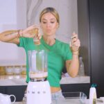 Jésica Cirio Instagram – CARROT CAKE 🥕
Para los amantes de la carrot cake, les traigo esta receta saludable sin harina, sin azúcar y sin lactosa. ☺️

Ingredientes:
▪️2 huevos
▪️5 cdas de aceite de coco
▪️2 zanahorias ralladas
▪️100 cm3 de leche de almendras
▪️1 taza y media de harina de almendras (reemplazala por la que quieras: integral, avena, etc)
▪️canela a gusto
▪️stevia a gusto
▪️2 cucharadas de polvo para hornear 
▪️un toquecito de esencia de vainilla 
▪️1/4 taza nueces/ frutas secas trituradas

Topping:
▪️Yogurt sin lactosa (podés reemplazarlo por queso crema descremado o yogurt griego)
▪️Frutos secos triturados

👩🏼‍🍳Preparación:
Licuar todos los ingredientes hasta lograr una mezcla homogénea. Colocarlos en un molde pequeño y llevarlo al horno durante 40 minutos aprox. Dejalo un rato en la heladera y colocale el frosting por encima.

Y listo. ¡A disfrutar! 😃