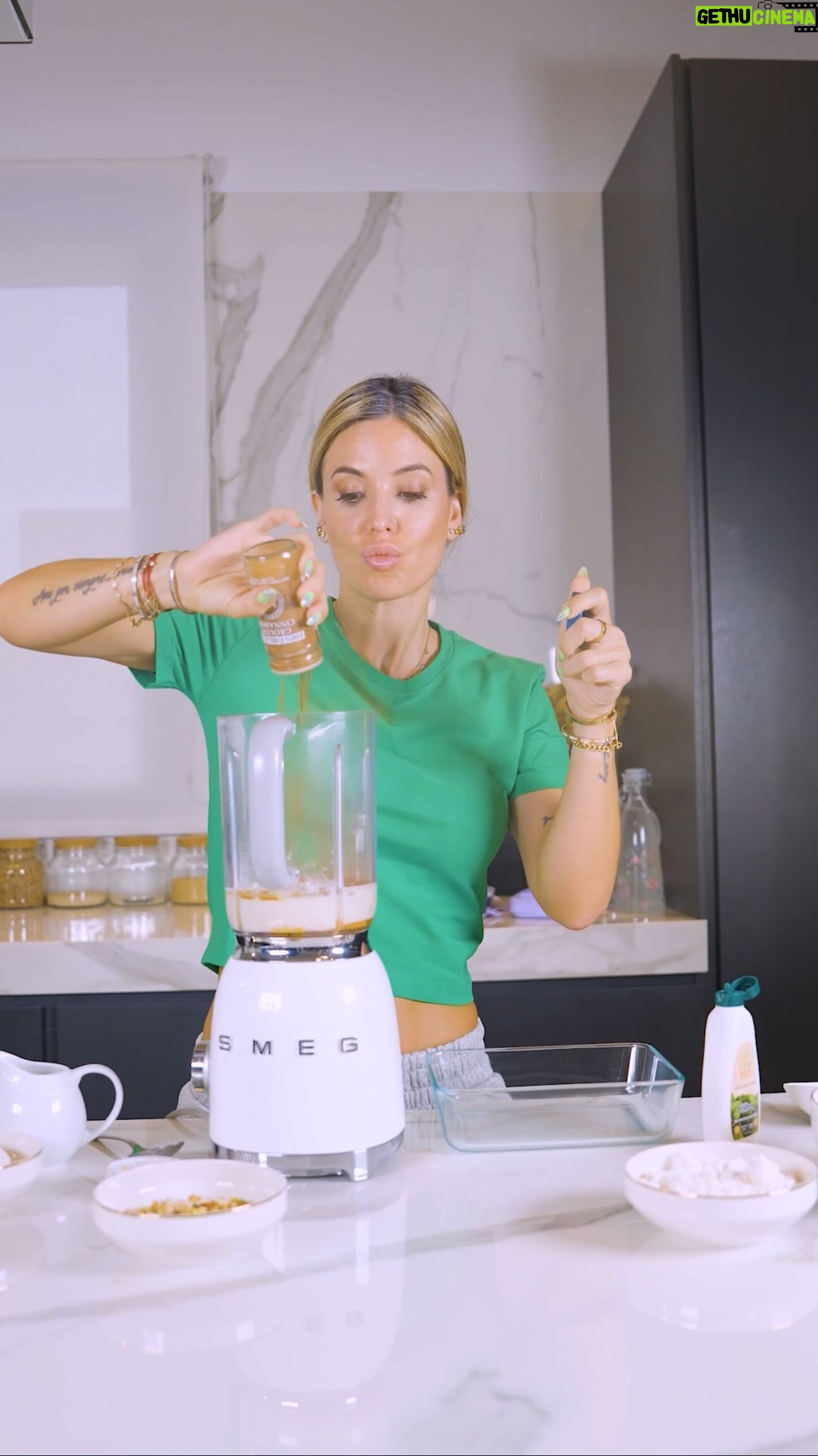 Jésica Cirio Instagram - CARROT CAKE 🥕
Para los amantes de la carrot cake, les traigo esta receta saludable sin harina, sin azúcar y sin lactosa. ☺️
Ingredientes:
▪️2 huevos
▪️5 cdas de aceite de coco
▪️2 zanahorias ralladas
▪️100 cm3 de leche de almendras
▪️1 taza y media de harina de almendras (reemplazala por la que quieras: integral, avena, etc)
▪️canela a gusto
▪️stevia a gusto
▪️2 cucharadas de polvo para hornear
▪️un toquecito de esencia de vainilla
▪️1/4 taza nueces/ frutas secas trituradas
Topping:
▪️Yogurt sin lactosa (podés reemplazarlo por queso crema descremado o yogurt griego)
▪️Frutos secos triturados
👩🏼🍳Preparación:
Licuar todos los ingredientes hasta lograr una mezcla homogénea. Colocarlos en un molde pequeño y llevarlo al horno durante 40 minutos aprox. Dejalo un rato en la heladera y colocale el frosting por encima.
Y listo. ¡A disfrutar! 😃