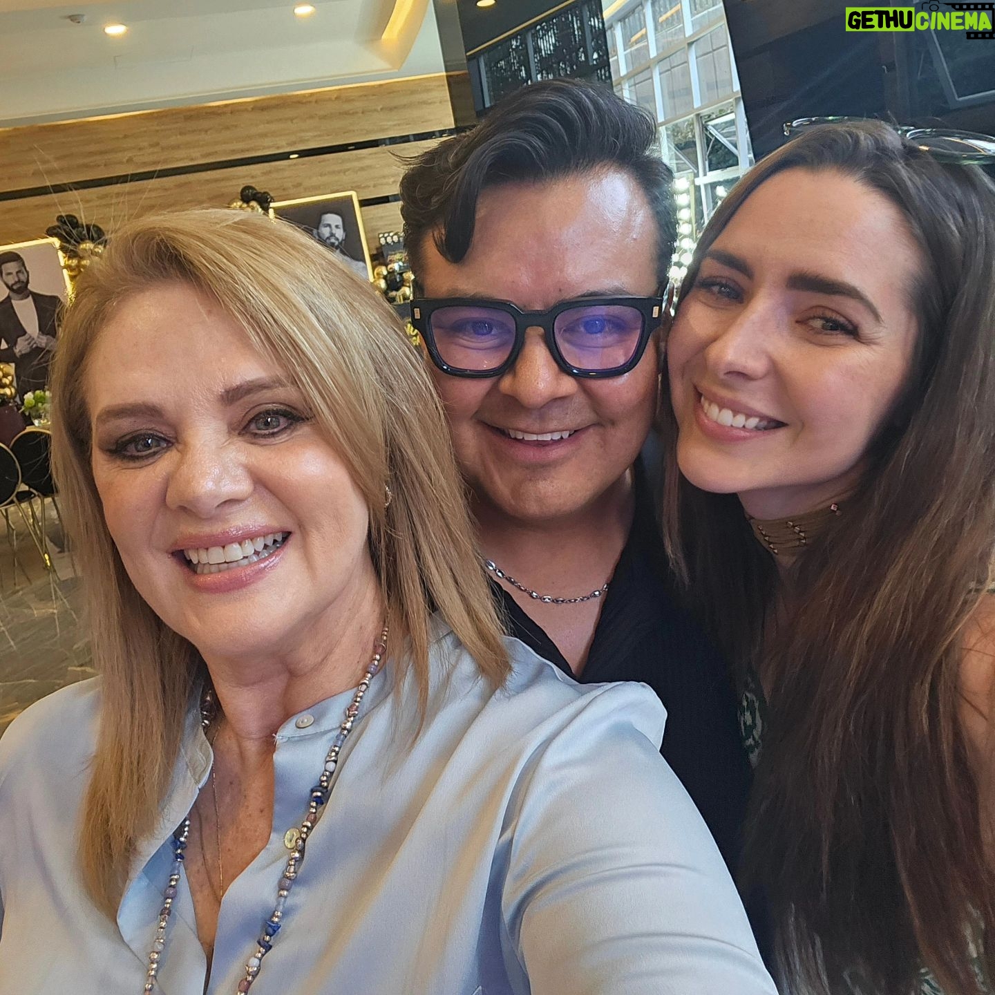 Erika Buenfil Instagram - Que padre reunión @victorkhun @ariadne