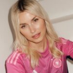Lena Gercke Instagram - Ich bin dann schon mal bereit :-) nachdem wir letzte Woche unser Trikot für die frauenmannschaft des FCBayern gelauncht haben lag heute morgen das neue Auswärtstrikot der Nationalmannschaft für die EM 24 in meiner Post 🎉🎉🎉 wie gefällt es euch? 
📸 @felixkrueger ❤️