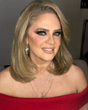 Erika Buenfil Instagram - Siempre con motivos, para amar, sonreír y ser feliz . Mañana será un gran día . 🙌 gracias gracias gracias