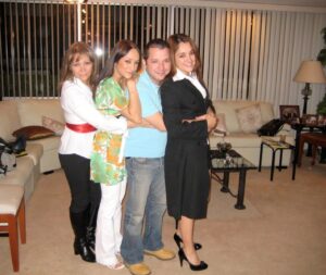 Sherlyn Instagram - 15 años, Oliver te extrañamos como el día 1, han cambiado tantas cosas, tus hermanas nos pusimos grandes @silviacriselle mas jajaja, tu hija es una niña universitaria maravillosa, inteligente, noble, amorosa, sana debes estar tan orgulloso de @dani.suarez09 , tus sobrinos se nos imaginan a ti en tantas cosas, Dios nos mandó a Cris y a mi 2 hijos varones y creo que las 2 podemos verte en muchos de sus gestos , su personalidad y sus sonrisas, mamá y papá  te extrañan en cada respiro, la vida no volvió a ser la misma y trabajan diario para seguir amando, amándonos, amándote, cada día nos dan lección de bondad, generosidad y resiliencia tenemos s los mejores papás del mundo. Haces mucha falta, solo quiero que sepas que todos hemos puesto de nuestra parte para llevar esto de la mejor manera,hasta que volvamos a abrazarte! Te amo infinito xx