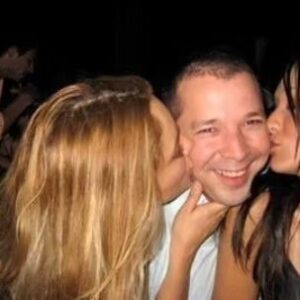 Sherlyn Instagram - 15 años, Oliver te extrañamos como el día 1, han cambiado tantas cosas, tus hermanas nos pusimos grandes @silviacriselle mas jajaja, tu hija es una niña universitaria maravillosa, inteligente, noble, amorosa, sana debes estar tan orgulloso de @dani.suarez09 , tus sobrinos se nos imaginan a ti en tantas cosas, Dios nos mandó a Cris y a mi 2 hijos varones y creo que las 2 podemos verte en muchos de sus gestos , su personalidad y sus sonrisas, mamá y papá  te extrañan en cada respiro, la vida no volvió a ser la misma y trabajan diario para seguir amando, amándonos, amándote, cada día nos dan lección de bondad, generosidad y resiliencia tenemos s los mejores papás del mundo. Haces mucha falta, solo quiero que sepas que todos hemos puesto de nuestra parte para llevar esto de la mejor manera,hasta que volvamos a abrazarte! Te amo infinito xx
