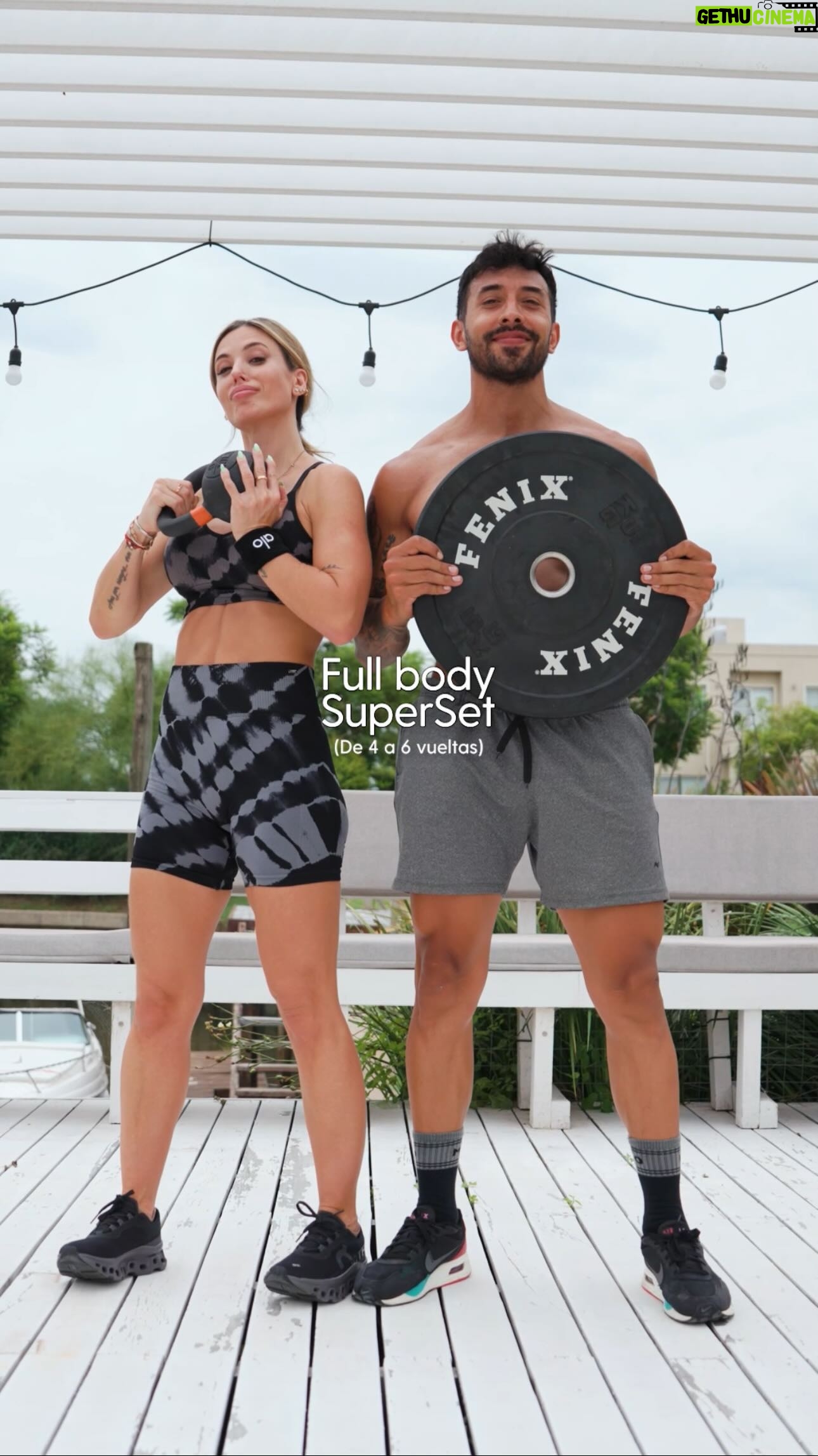 Jésica Cirio Instagram - FULL BODY SÚPER SET
Junto a @jonyconquers les traemos una rutina Full Body, ideal para trabajar el cuerpo completo usando solo un disco y una kettlebell. 😉💪🏻
💫 RUTINA:
▪️Ejercicio 1: Squat Press
👉🏻 15 reps de cada lado
▪️Ejercicio 2: Halo Lunge
👉🏻 20 reps total (10 de cada lado)
▪️Ejercicio 3: Estocadas con kettlebell
👉🏻 20 reps total (10 de cada lado)
▪️Ejercicio 4: Jumping jack Squat
👉🏻 30 reps
Realizá un ejercicio tras otro sin parar. Así, de 6 a 8 vueltas descansando un minuto entre ellas.
¡Etiqueta a tu amiga/o y a entrenar! 🙌🏻