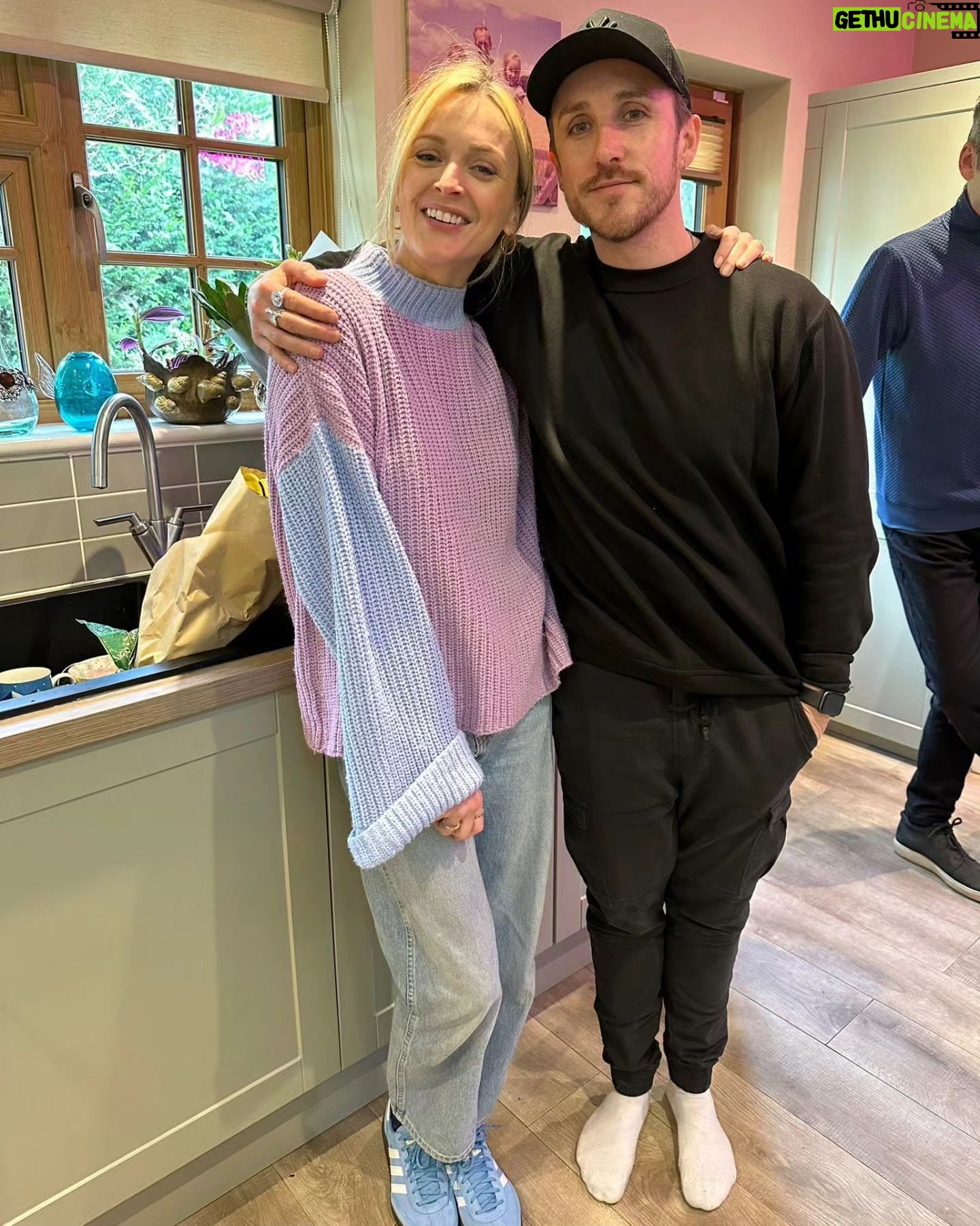 Fearne Cotton Instagram - Early in the week dump.
First few pictures are from this weeks @happyplaceofficial podcast with @jessglynne
I loved how raw this chat was and honest Jess was. I really enjoyed every second of it.
Then some snaps of me and my bestie @kyesones at my mums house. We've been mates since we were 12 and if you want to hear someone sing like an angel then head to his page.
You'll then see a pic of me in the depths of an early sunday morning kids party. Utter mayhem.
The view from our bathroom window which is boostsing me every day at the moment. Come onnnnn spring. 🌷
And finally Rex's 11th birthday cake. It wasn't until three hours after his party that I realised it was decorated with cannabis leaves. 😳
Happy Tuesday everyone. ❤️