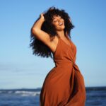 Juliana Alves Instagram – Celebro esse dia
Com essa minha tradução 
Em forma de imagens

Se acolher, se olhar atenta e se permitir…

Viva, Mulher!

Celebro minha mãe, minhas irmãs, sobrinhas, primas, amigas, minhas mais velhas e todas as mulheres que tem me fortalecido e me ensinado a ser quem sou. 
Celebro nossas ancestrais e as que forjaram nossos alicerces e abriram caminhos.
Celebro esse mar e as marés que me banham! 

– Ensaio do @guilhermelima completo na Revista @revmensch 🤎🧡❤️
