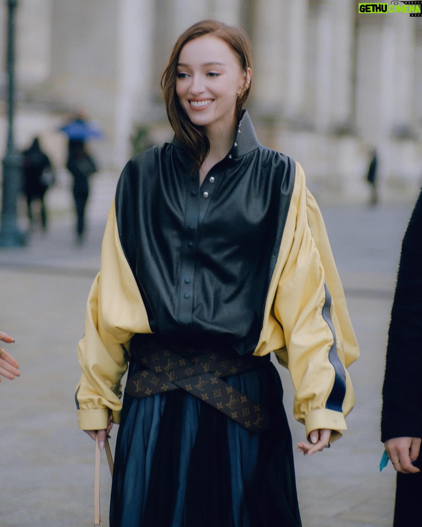 Phoebe Dynevor Instagram - @nicolasghesquiere you never fail to blow us away but what an incredible show !! 10 years w @louisvuitton an absolute dream 🖤💛🖤