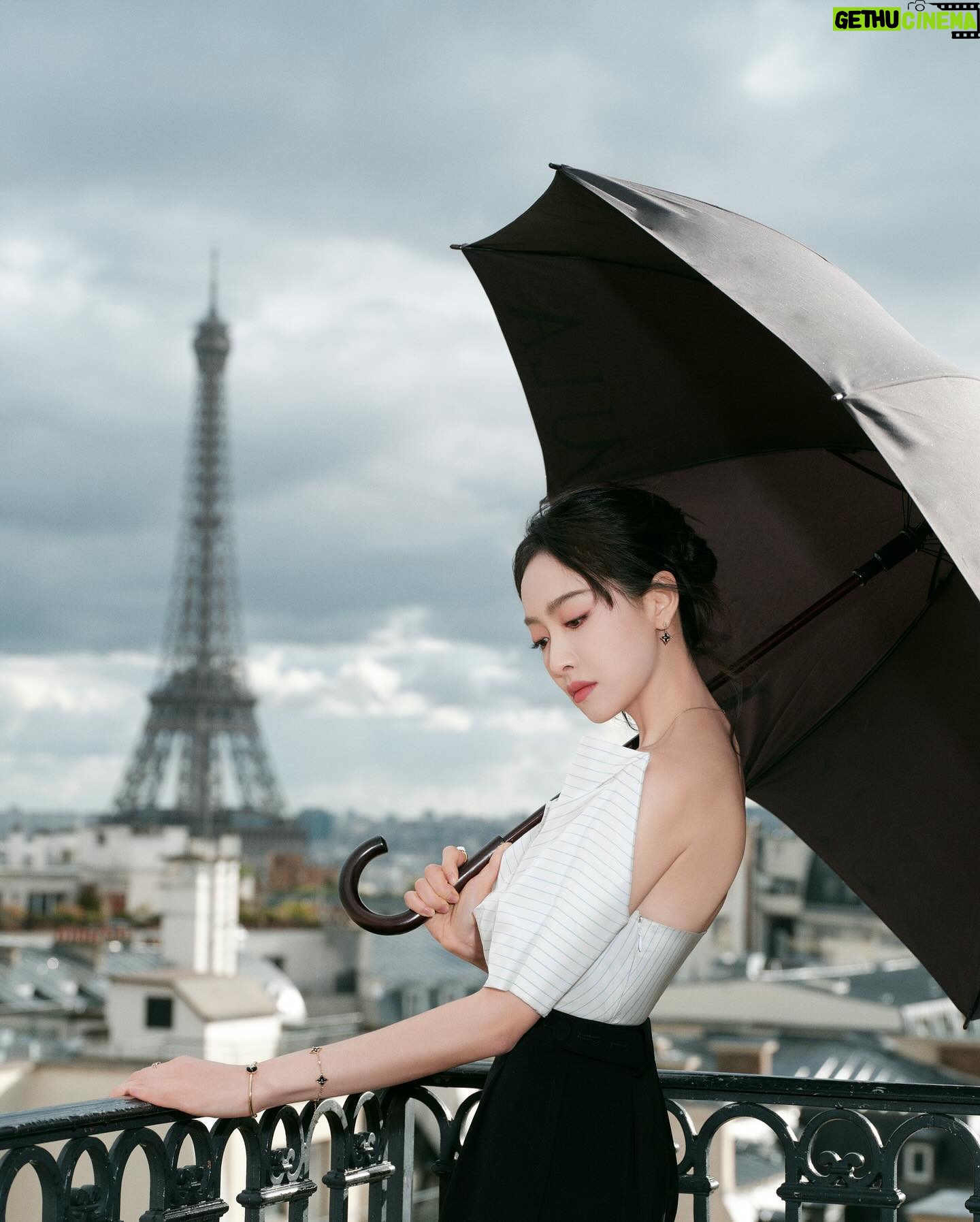 Victoria Song Instagram - 🩷💜
@louisvuitton @NicolasGhesquiere
#LVFW24 #NicolasGhesquiere #LouisVuitton