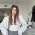Daniela Calle Instagram - Comenten abajo lo primero que notan de este outfit. 😂🙈

Me encantó todo gris✨