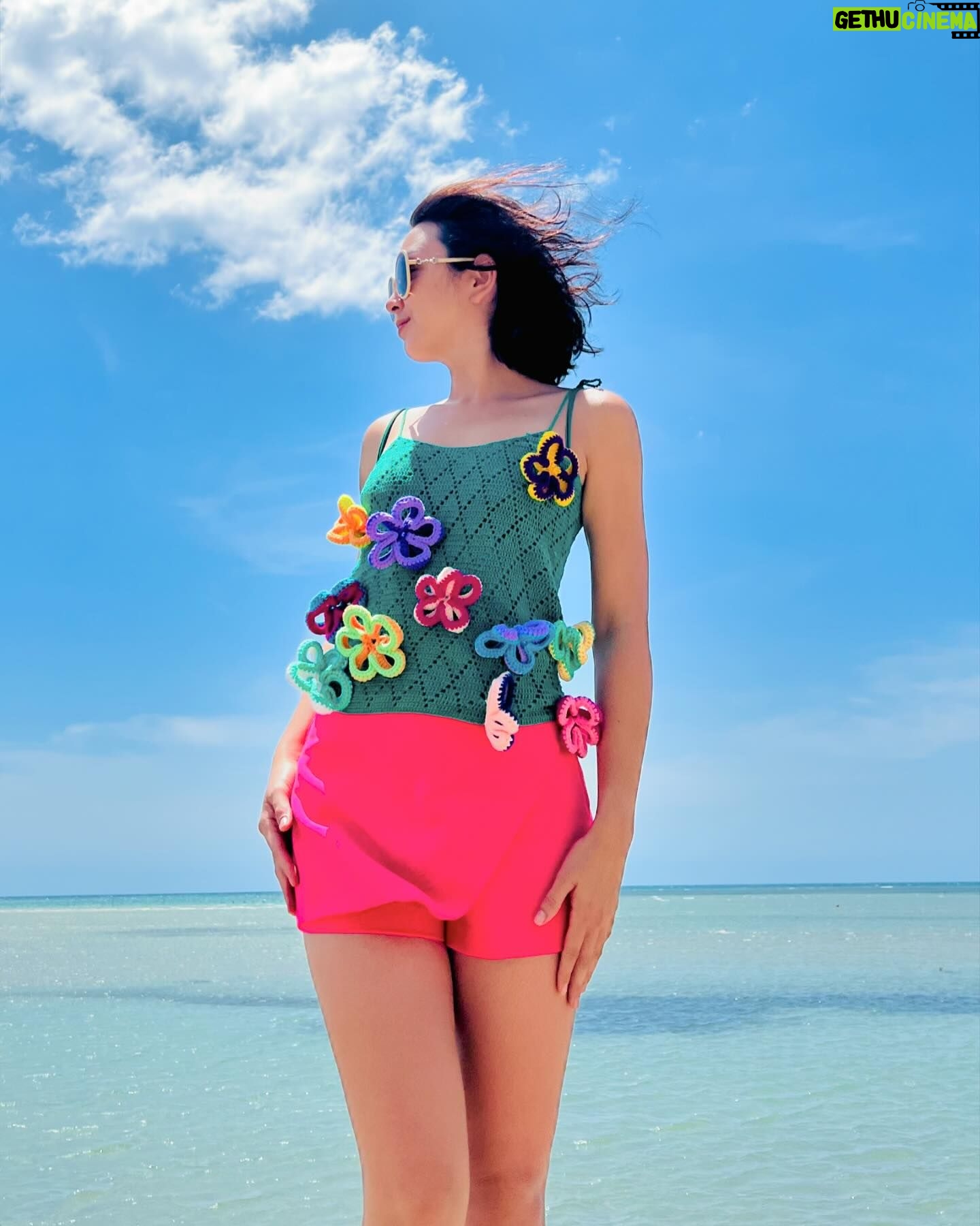 Beauty Gonzalez Instagram - These hand woven artisinal tops are perfect for this provincial vibes, they’re cheerful and well priced .
Anytime I get to support local creativity and enterprise
I go for it 🌸