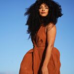Juliana Alves Instagram – Celebro esse dia
Com essa minha tradução 
Em forma de imagens

Se acolher, se olhar atenta e se permitir…

Viva, Mulher!

Celebro minha mãe, minhas irmãs, sobrinhas, primas, amigas, minhas mais velhas e todas as mulheres que tem me fortalecido e me ensinado a ser quem sou. 
Celebro nossas ancestrais e as que forjaram nossos alicerces e abriram caminhos.
Celebro esse mar e as marés que me banham! 

– Ensaio do @guilhermelima completo na Revista @revmensch 🤎🧡❤️