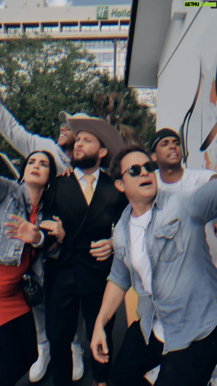 Scarlet Ortiz Instagram - @robertdominguez soñando con otra vida que tal??? Un sueño no muy lejano me parece 😂 abogado y artista 🙌🏻
Gracias por la colaboración a @elkendedecayohueso
#comedia #abogadodeaccidentes #attorney #miami #texas