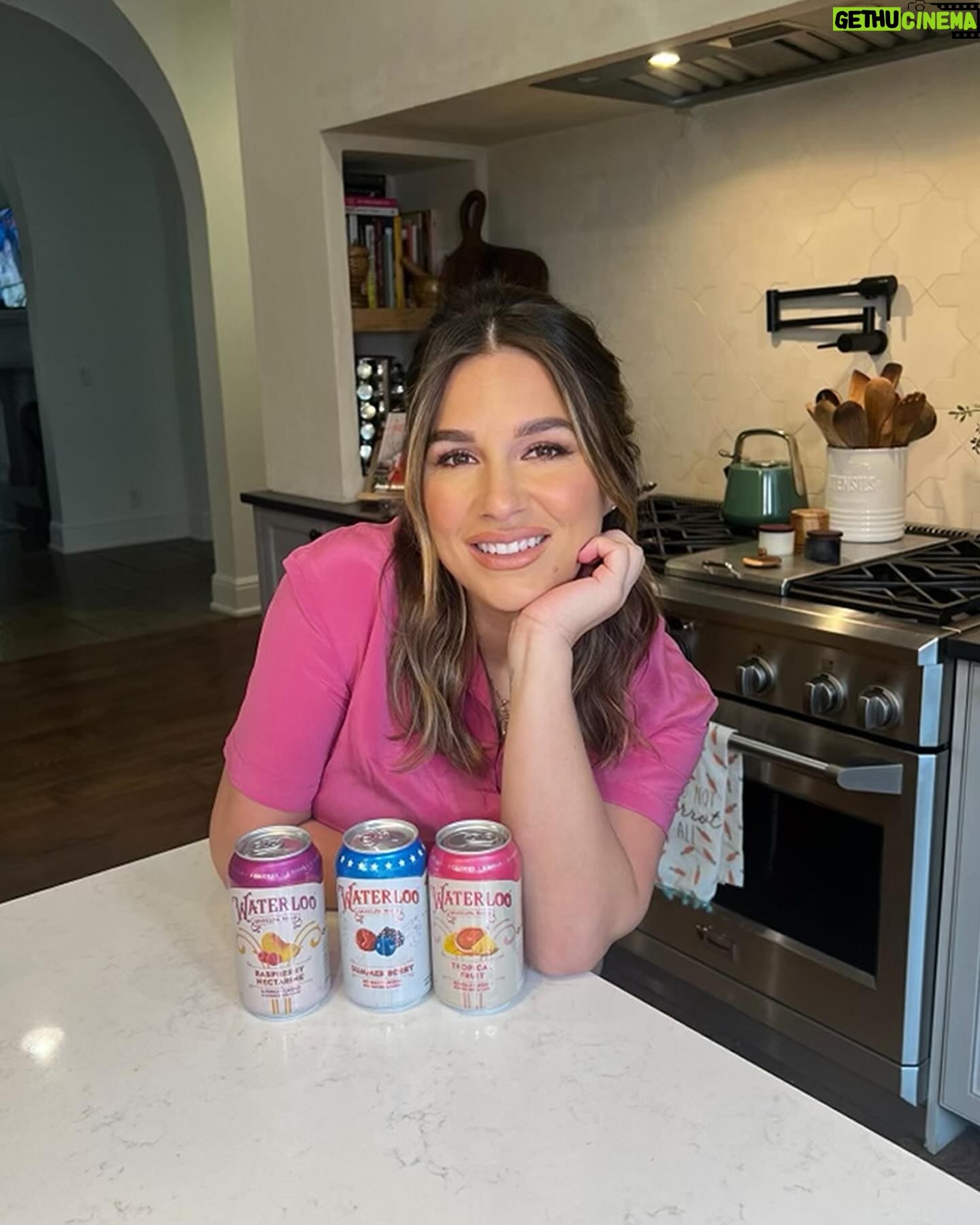 Jessie James Decker Instagram - !!NEW SPARKLING WATER FLAVOR ALERT!!
@jessiejamesdecker and @waterloosparkling are celebrating the launch of Waterloo’s all-new Raspberry Nectarine and returning Tropical Fruit! Plus, fan-favorite Summer Berry is now available in even more stores.
✨Raspberry Nectarine is a unique multisensory experience that balances tart and sweet raspberry notes with rich, ripe Nectarine.
🏝️Tropical Fruit is back for good after its limited-time debut last year! Crack one open for a sunny medley of citrus and summer fruit that brings back memories of crashing waves with every sip.
☀️Summer Berry, a fan favorite, is now available in even MORE stores!
Swipe to see the first of three exclusive recipes created by Jessie – inspired by and infused with these new flavors. Check out the Razzy Crispy Fried Chicken & Glaze recipe😋 (link in @waterloosparkling bio)
