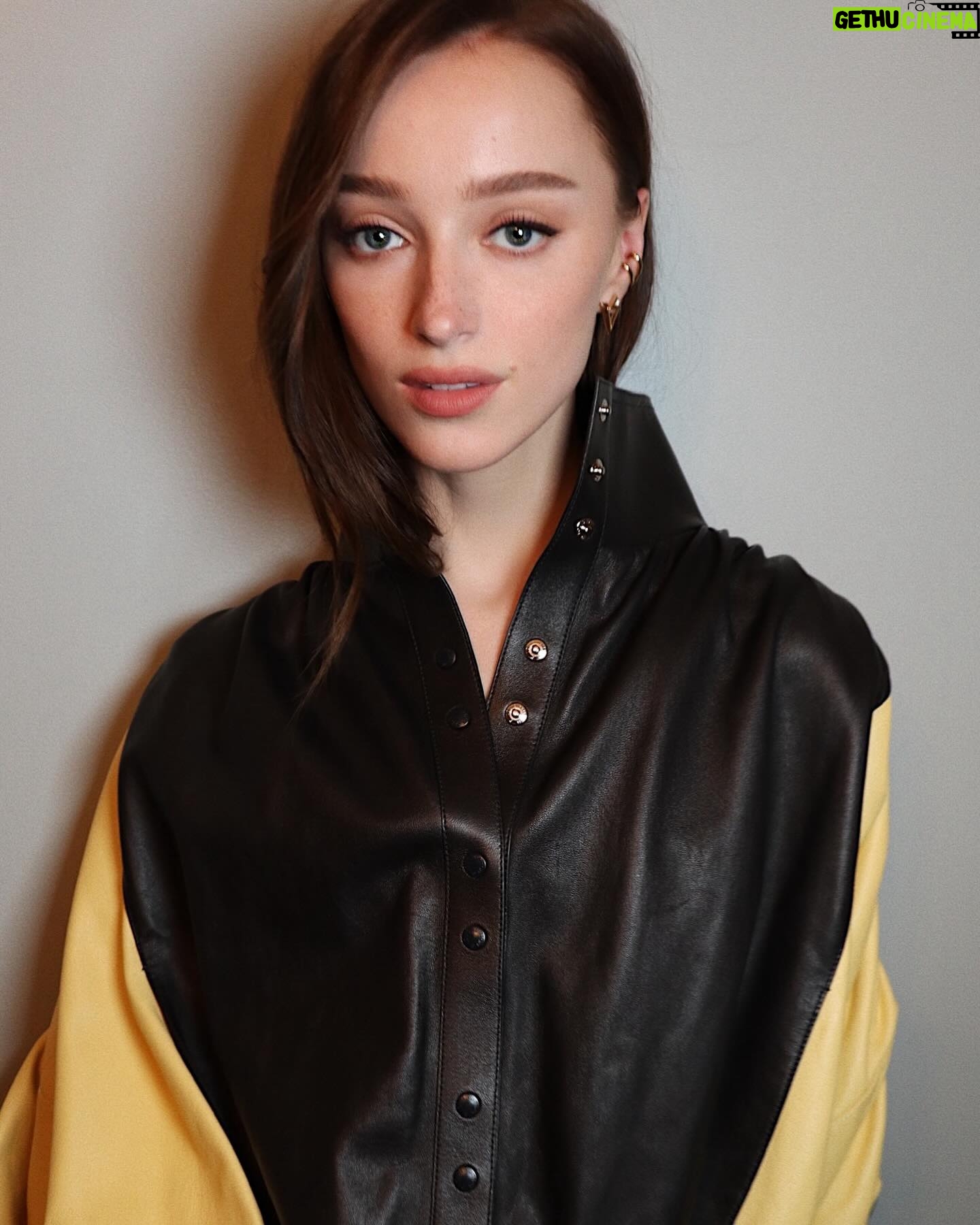 Phoebe Dynevor Instagram - @nicolasghesquiere you never fail to blow us away but what an incredible show !! 10 years w @louisvuitton an absolute dream 🖤💛🖤
