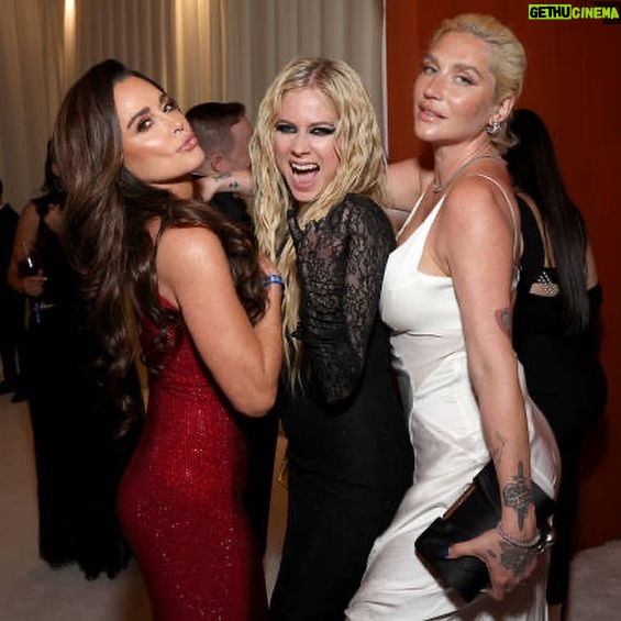 Kyle Richards Instagram - 🦋🦋🦋
@avrillavigne @kesha
Photo @gettyentertainment @monicaschipper
Hair @princeangelll
Make up @karinamorxoxo
Dress @solangel
Shoes @aminamuaddiofficial
Jewlery
@antonjewellery
@xivkarats
Styling @ashleysarahstyle