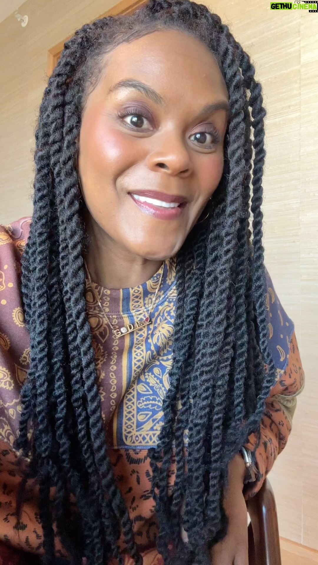 Tabitha Brown Instagram - Saturday morning TSA: Let us make sure we are applying pressure to the right areas ❤️ Love yall!! #tabithabrown #spreadlove