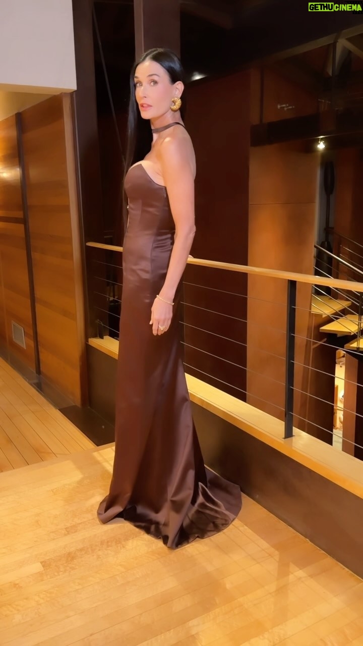 Demi Moore - 609.2K Likes - Moore Versace 🍫⭐️
@demimoore looking gorgeous in a custom @versace gown, @chopard jewels and @stuartweitzman heels for the Vanity Fair Oscar Party. Styled by me.
Hair by @djquintero
Makeup by @silbruinsma1
Assisted by @nicksegodi
Tailoring by @lubastailoring