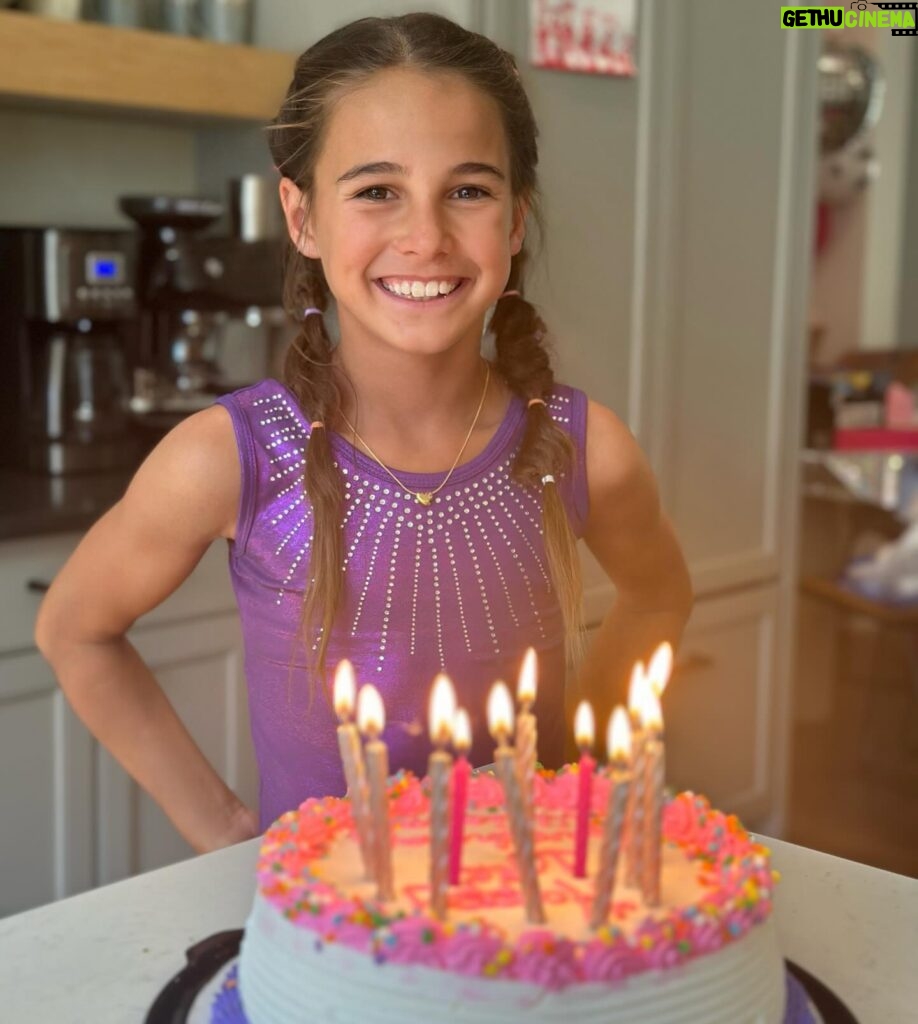 Jessie James Decker Instagram - Happy 10th birthday to my favorite girl in the whole world. Vivianne Rose you showed me what unconditional love is the day you were born. You light up every room you enter and I know you were born to do incredible things.  I’m so lucky to be your mama and I thank God for you every day. Happy birthday beautiful💖