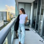 Daniela Calle Instagram - 1. Estoy obsesionada con estas botas vaqueras 🐴
2. En el carro el otro dia muy feliz después de probar uno de los postres mas ricos que me me comido 🤤
3. Todos los caminos me llevan a mi ultima foto… 🛍️🍝🥖🍌🍓🥕🥯